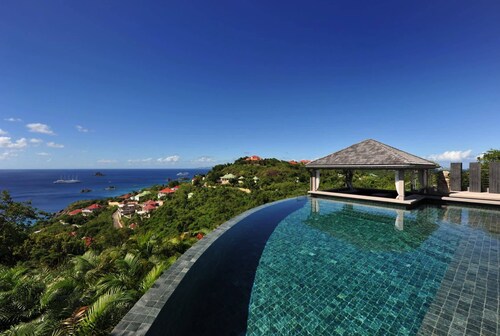 Beautiful 3 bedroom villa located within minutes of the beach and surrounded by green gardens