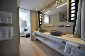 Bruser, hårtørrer, håndklæder