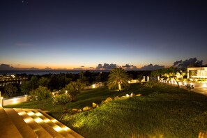 Property grounds - Newly 5 bedroom luxury villa with an amazing view with GYM and Tennis Court (Marigot)