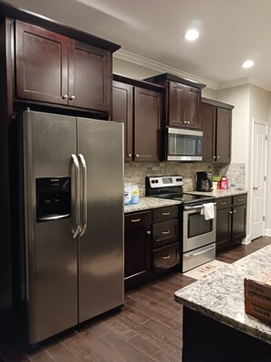 Fridge, microwave, oven, stovetop - Sweet Home 3 (Bowling Green)