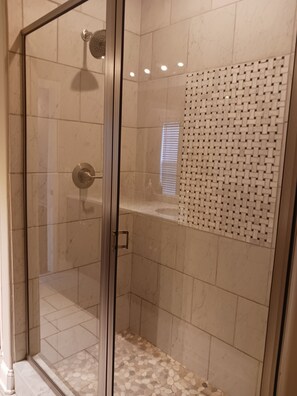 Handtücher, Seife, Shampoo, Toilettenpapier