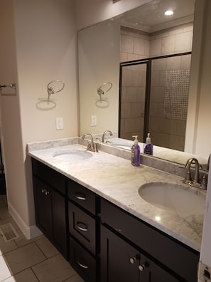 Towels, soap, shampoo, toilet paper - Sweet Home 3 (Bowling Green)