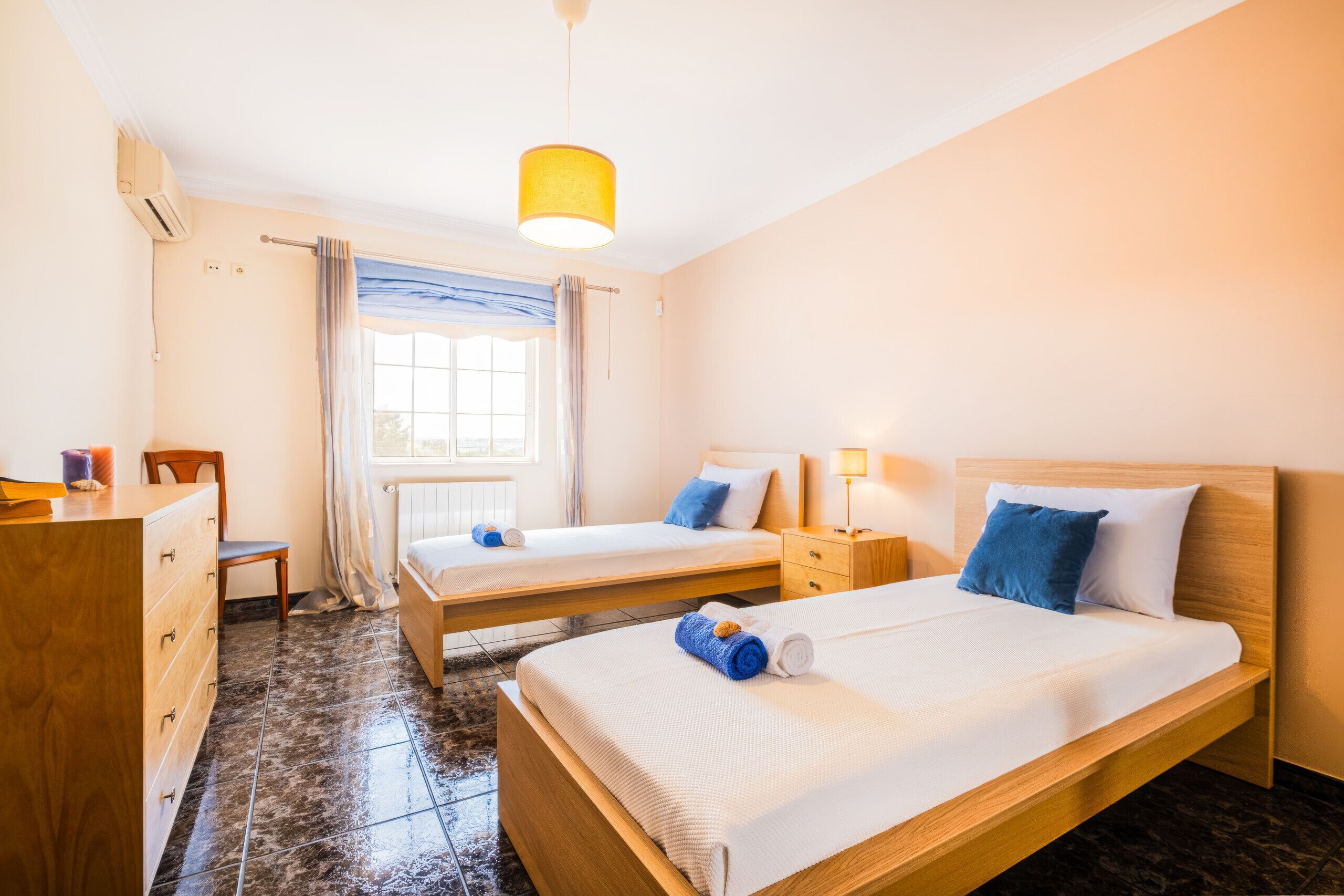 5 bedrooms, bed sheets