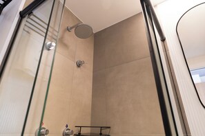 Apartment | Bathroom | Shower, hair dryer, towels, shampoo - Estúdios com AC e Varanda na Bela Vista (São Paulo)