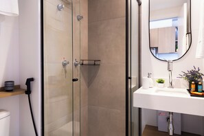 Apartment | Bathroom | Shower, hair dryer, towels, shampoo - Estúdios com AC e Varanda na Bela Vista (São Paulo)