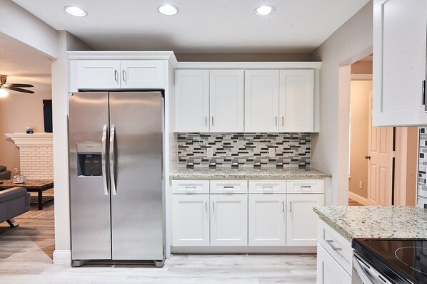 Fridge, microwave, oven, stovetop - Luxury Dream Getaway: Heated Pool House in Prime Location! (Tampa)