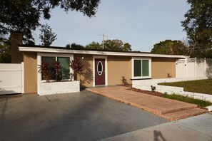 Exterior - Luxury Dream Getaway: Heated Pool House in Prime Location! (Tampa)