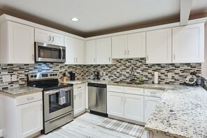 Fridge, microwave, oven, stovetop - Luxury Dream Getaway: Heated Pool House in Prime Location! (Tampa)