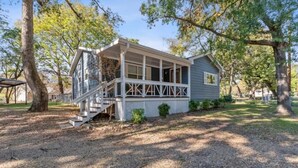 A two-story house with a porch, a staircase, and a small deck. - Vacation home in Tool Kemp, Firepit, Boat Ramp Access 5Min Walk Cedar Creek Lake (Tool)