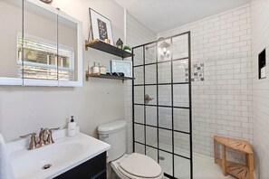Secador de cabelo, toalhas de banho, sabonete, shampoo
