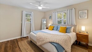 A bedroom with a bed, a ceiling fan, a nightstand, and a window with curtains. - Vacation home in Tool Kemp, Firepit, Boat Ramp Access 5Min Walk Cedar Creek Lake (Tool)