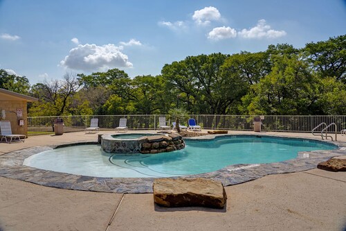 River Access • Tubing • 2 Pools • 4 Hot Tubs!