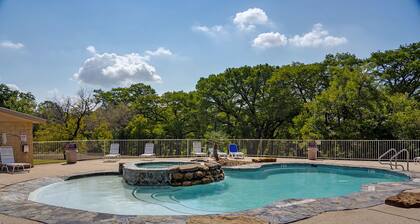 River Access • Tubing • 2 Pools • 4 Hot Tubs!