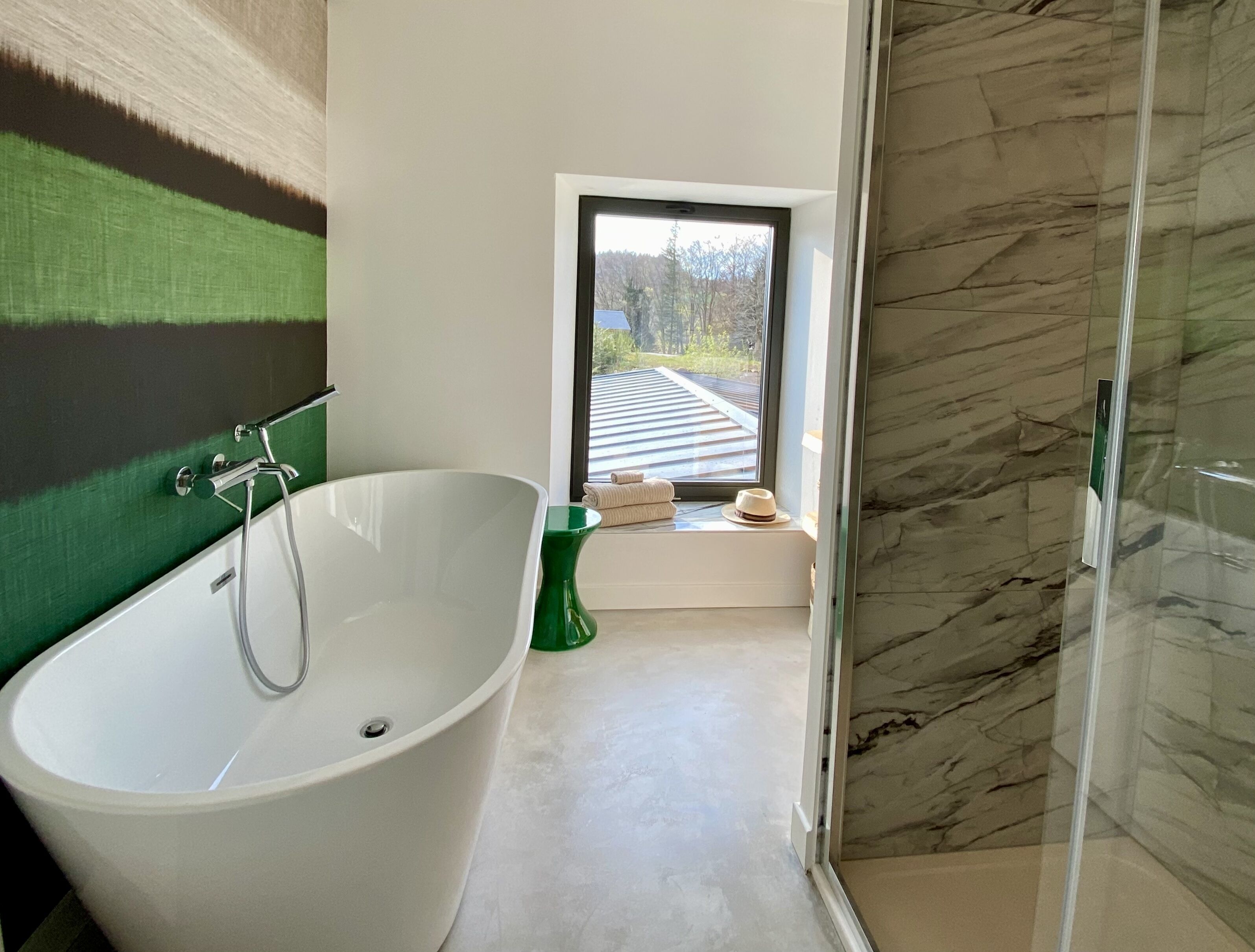 Een douche, een haardroger, handdoeken, zeep