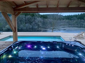 Outdoor spa tub