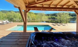 Alberca al aire libre y alberca climatizada