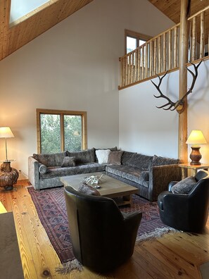 Smart TV, fireplace - The Stonefly House- 3 bed/2.5 bath custom stone home, Yellowstone River Front (Emigrant)
