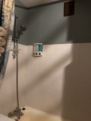 Hair dryer, towels, soap, shampoo - Spicy Stay and Play in the Heart of Paris (Paris)