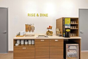 朝食 (セルフサービス)、毎日提供 (無料)