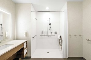 スタジオスイート クイーンベッド 2 台 バリアフリー (Roll-In Shower) | バスルームのシャワー