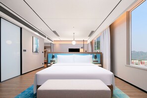 Premium kamer, 1 kingsize bed (Snack Bar) | Een kluis op de kamer, geluiddichte muren, een strijkplank/strijkijzer