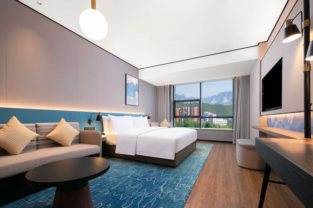 Room, 1 King Bed, Accessible | Living area