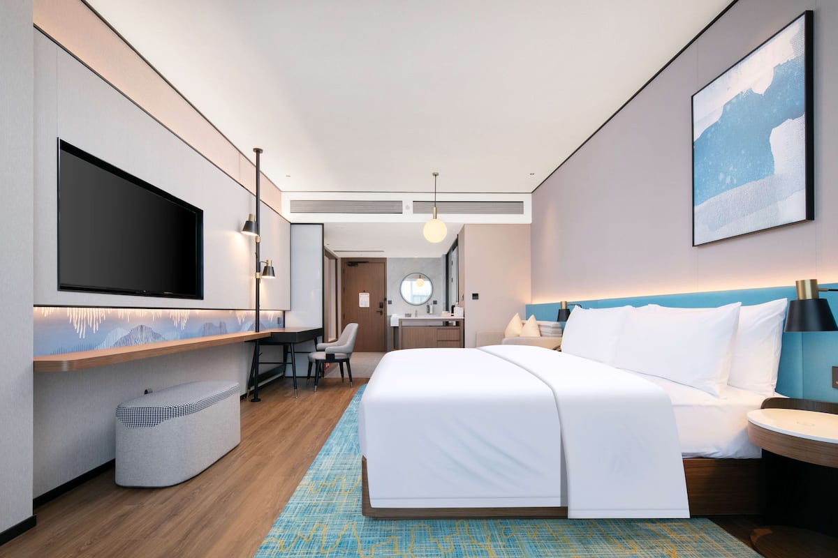 Room, 1 King Bed | In-room safe, soundproofing, iron/ironing board, free WiFi