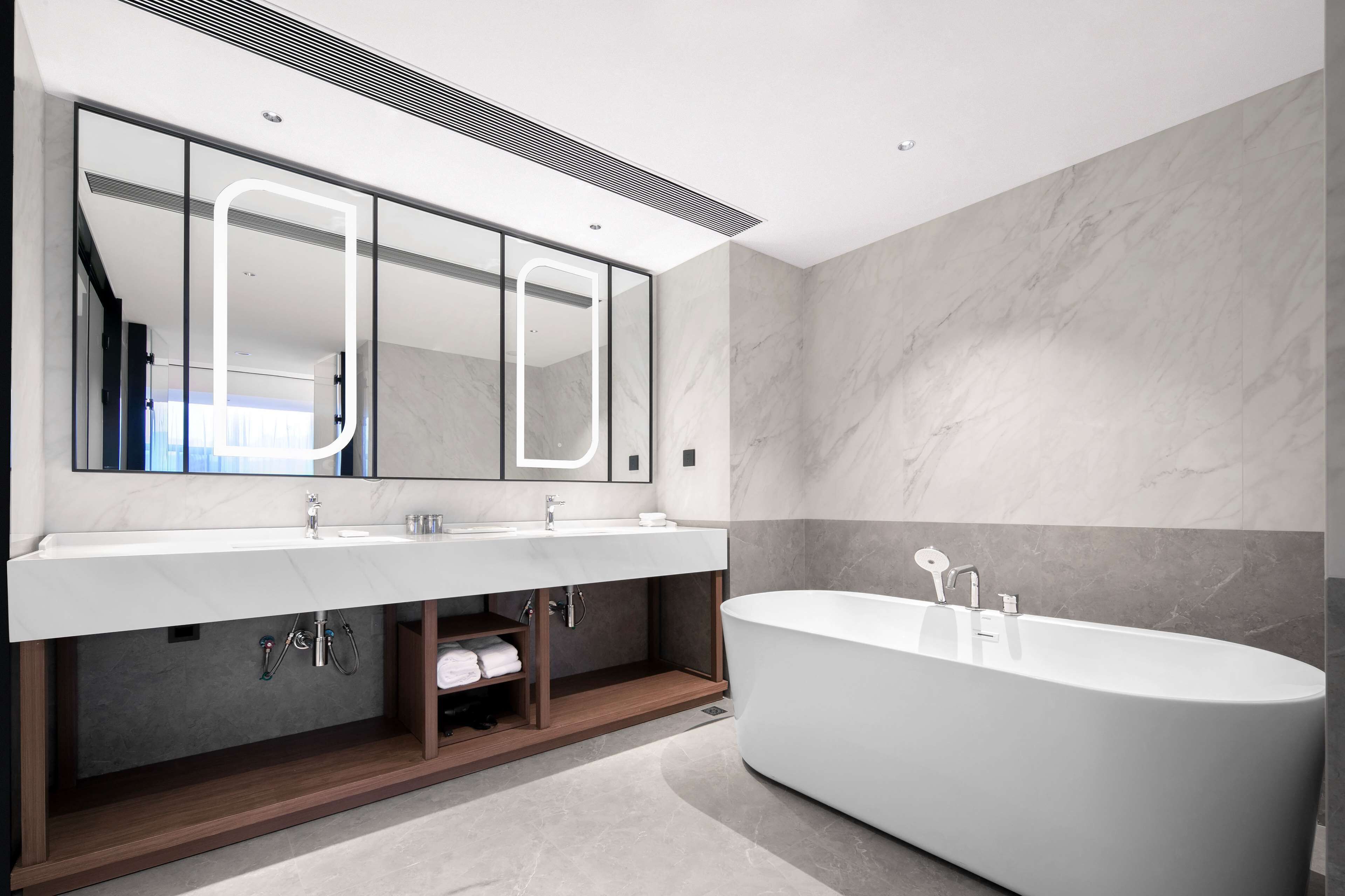 Deluxe Suite, 1 King Bed | Bathroom