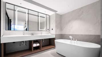 Deluxe Suite, 1 King Bed | Bathroom