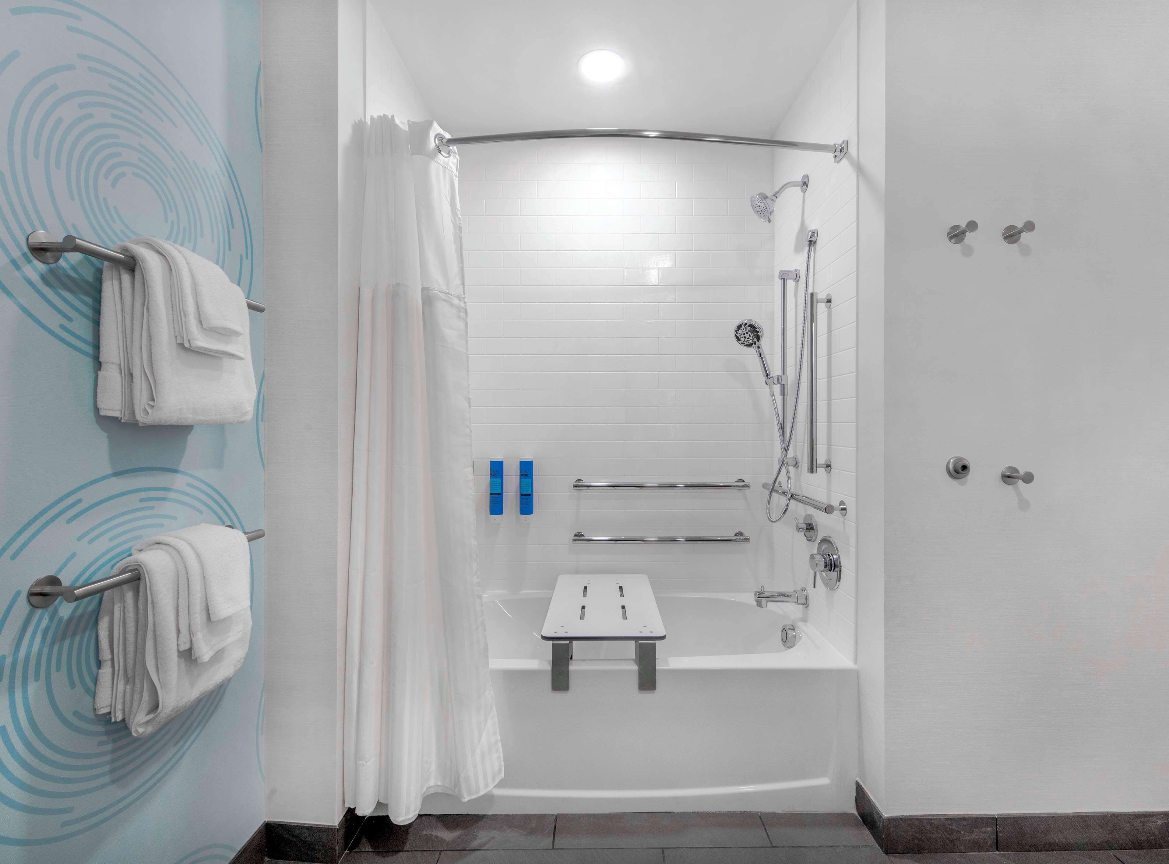 Room, 1 King Bed, Mobility Accessible | Bathroom