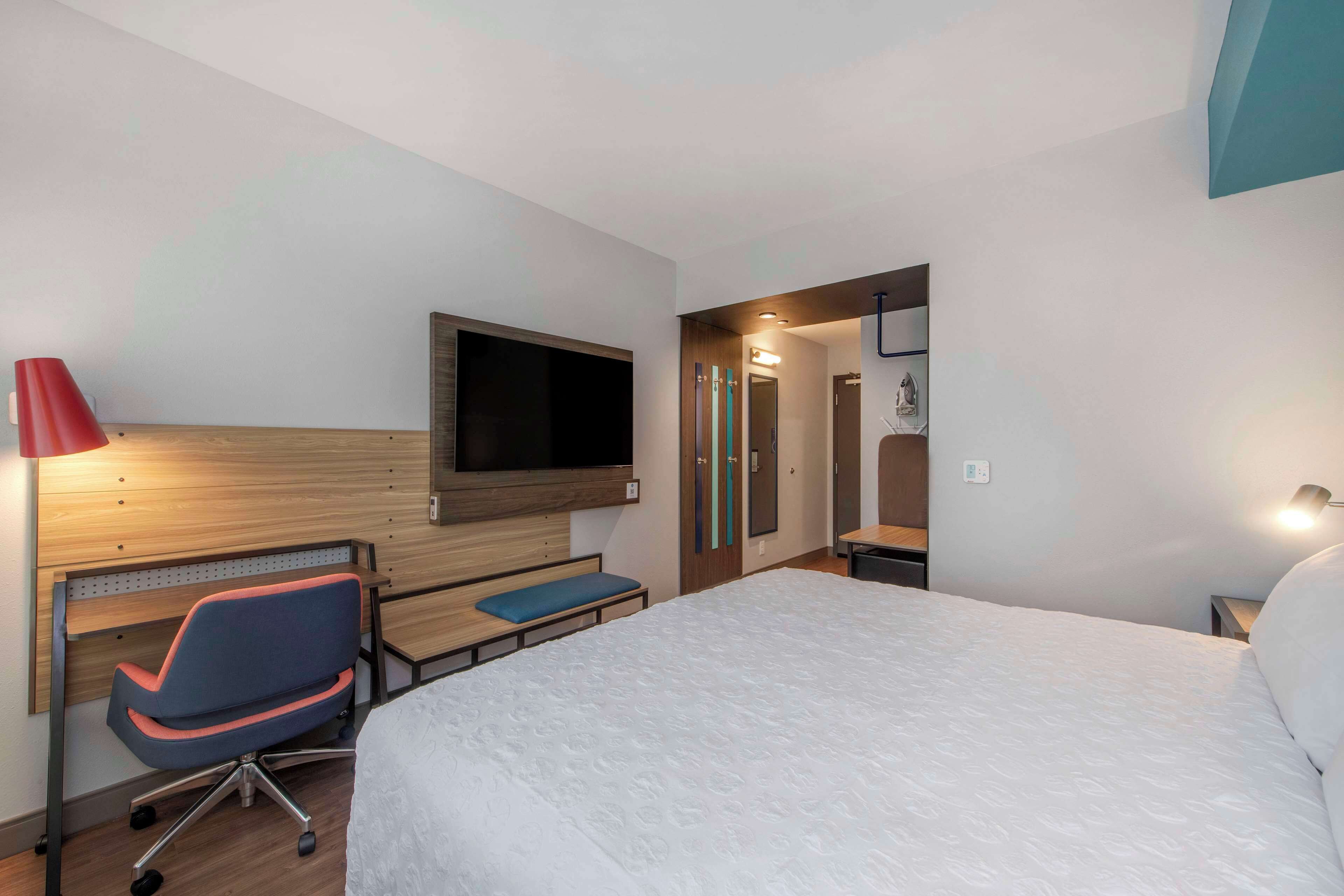 Desk, laptop workspace, iron/ironing board, free WiFi