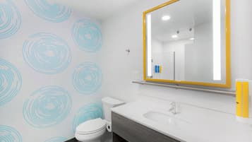 Un baño con inodoro, lavabo y espejo.