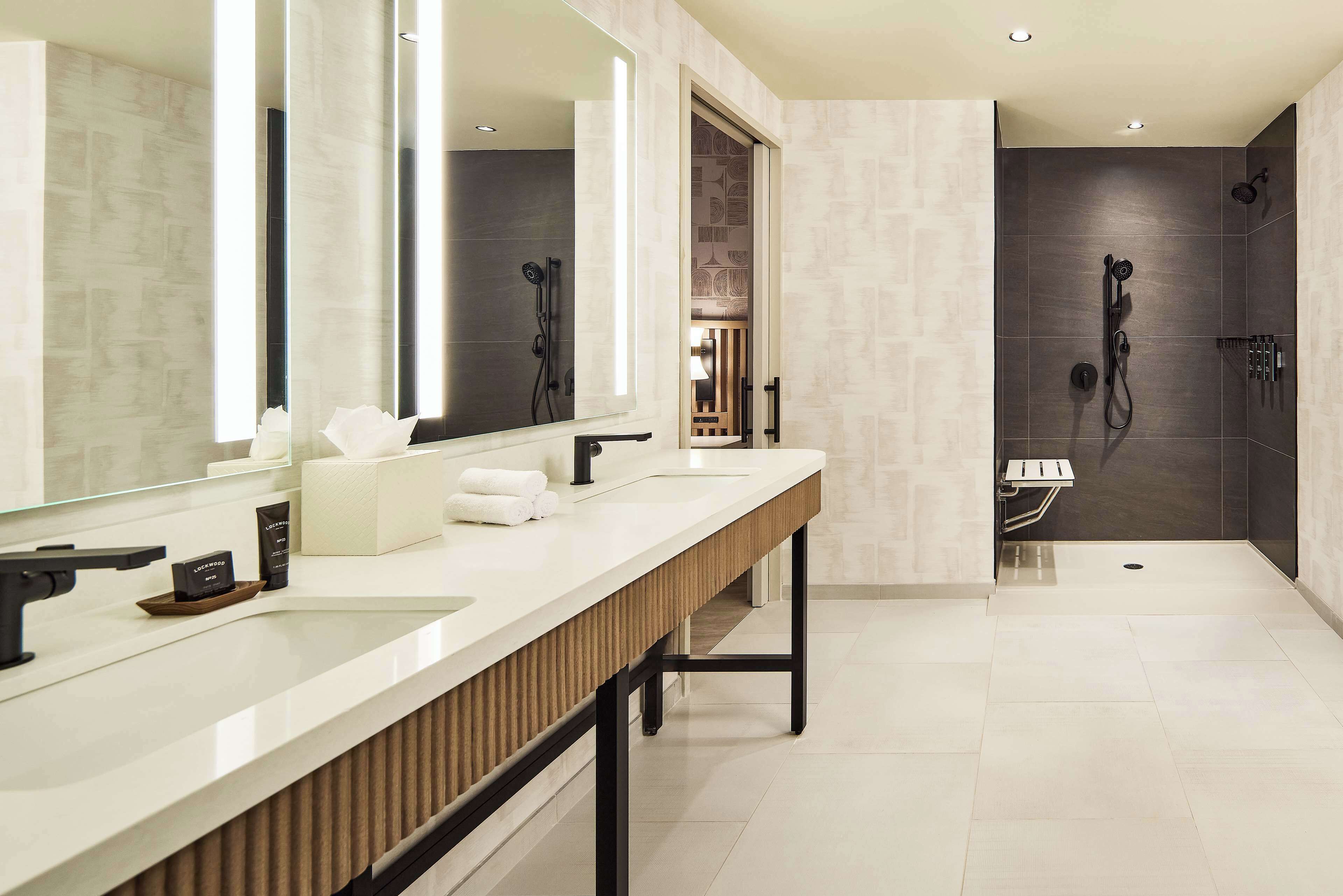Zimmer, 1 Schlafzimmer (Mobility & Hearing, Roll-in Shower) | Dusche im Bad