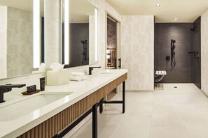 Kamer, 1 slaapkamer (Mobility & Hearing, Roll-in Shower) | Badkamer met douche