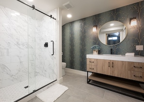 Douche, sèche-cheveux, serviettes fournies, savon