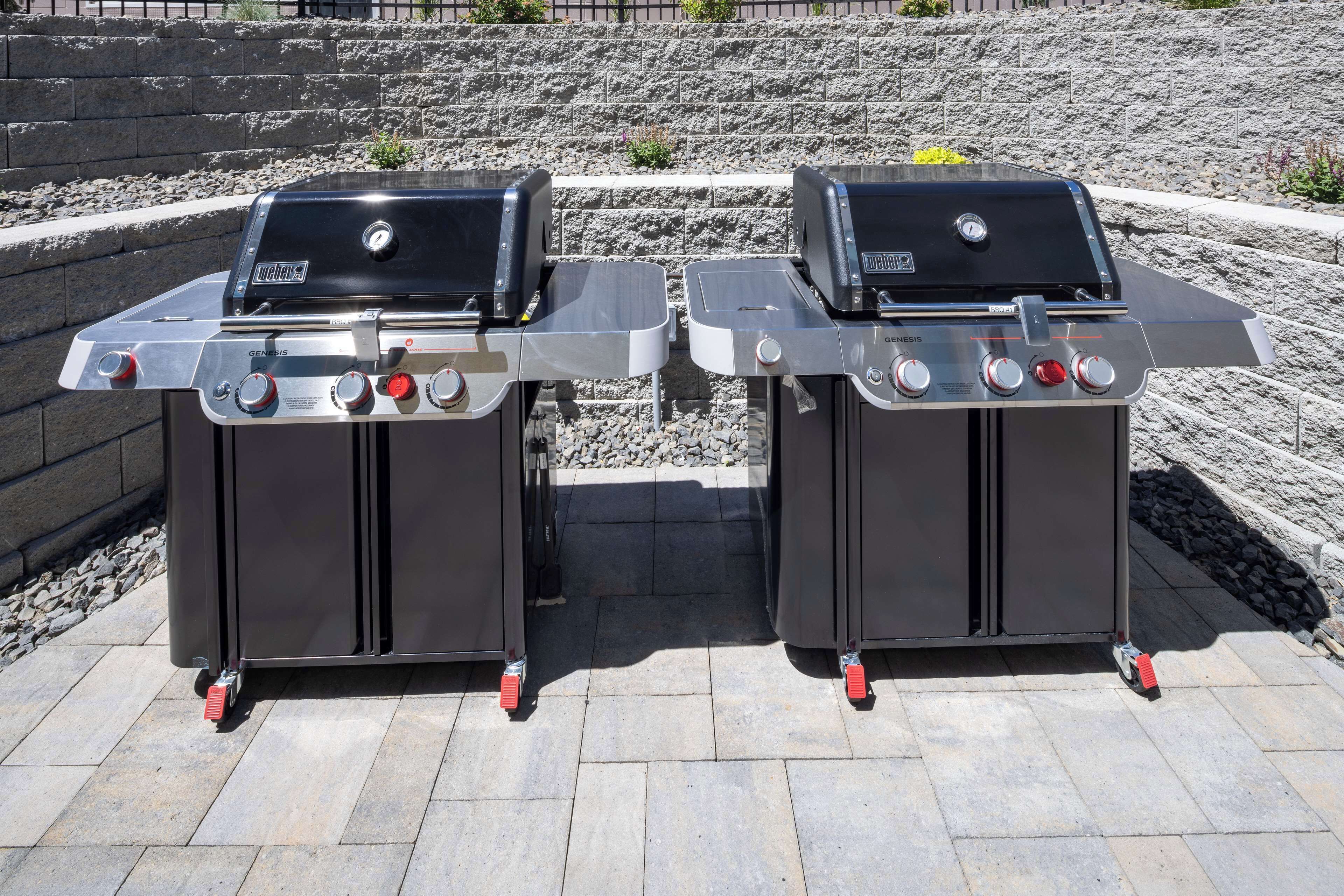 Zwei rollbare Gasgrills auf einer Steinterrasse.