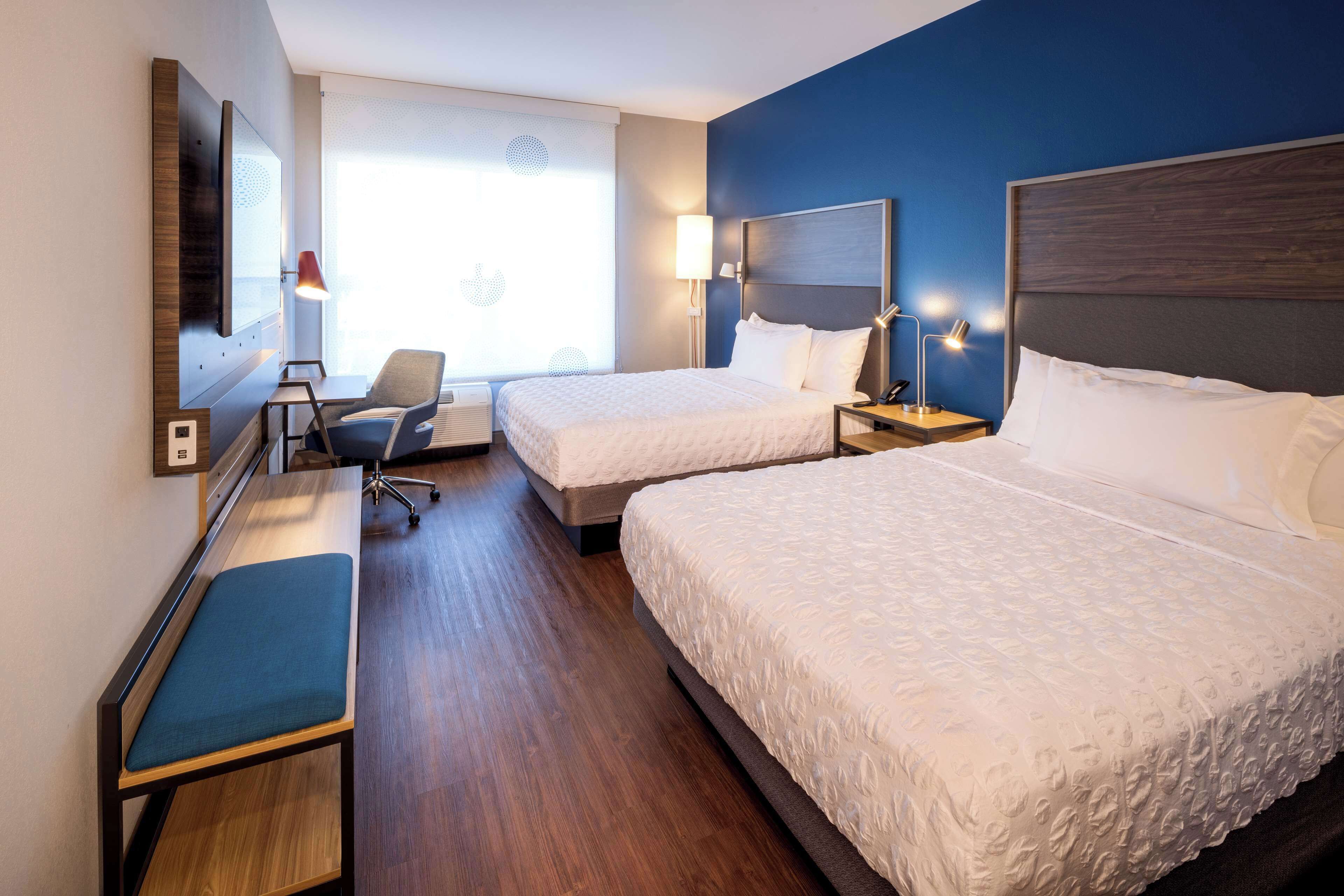 デスク、ノートパソコン用作業スペース、遮光カーテン、防音設備