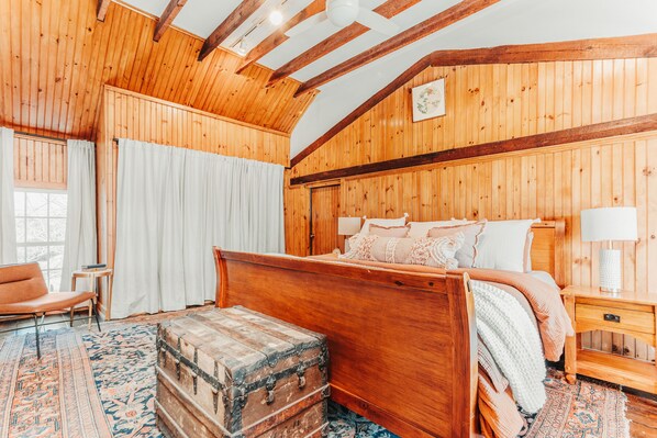 3 bedrooms, iron/ironing board, travel cot, WiFi