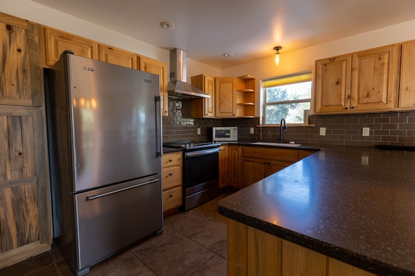 Frigorífico, microondas, horno y placa de cocina