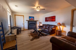 Smart TV - Shavano Chateau 4bd 3ba near Monarch on 50!  New Listing Special for Summer 2024 (Salida)