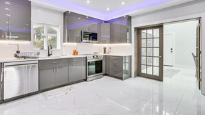 Una cocina moderna con electrodomésticos de acero inoxidable, horno empotrado y microondas.