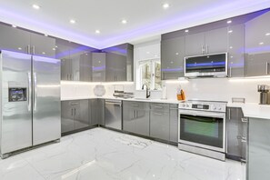 Réfrigérateur, micro-ondes, plaque de cuisson, lave-vaisselle
