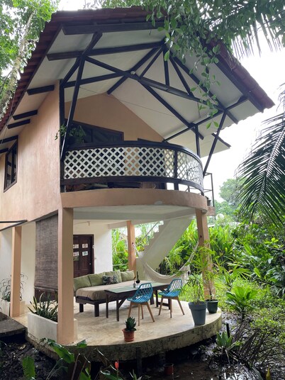 Casita de 2 Plantas Cerca del Parque Nacional Tortuguero. Ideal Para Relajarse