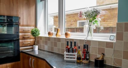 Modern 4 bedroom detached house with private parking families, contractors
