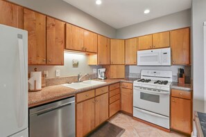 Køleskab, mikrobølgeovn, ovn, kogeplade