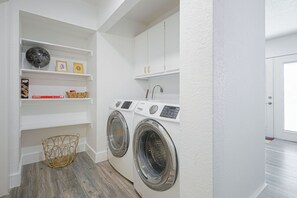 Interior - Stylish, Colorful, & Comfy home in East Austin (Austin)