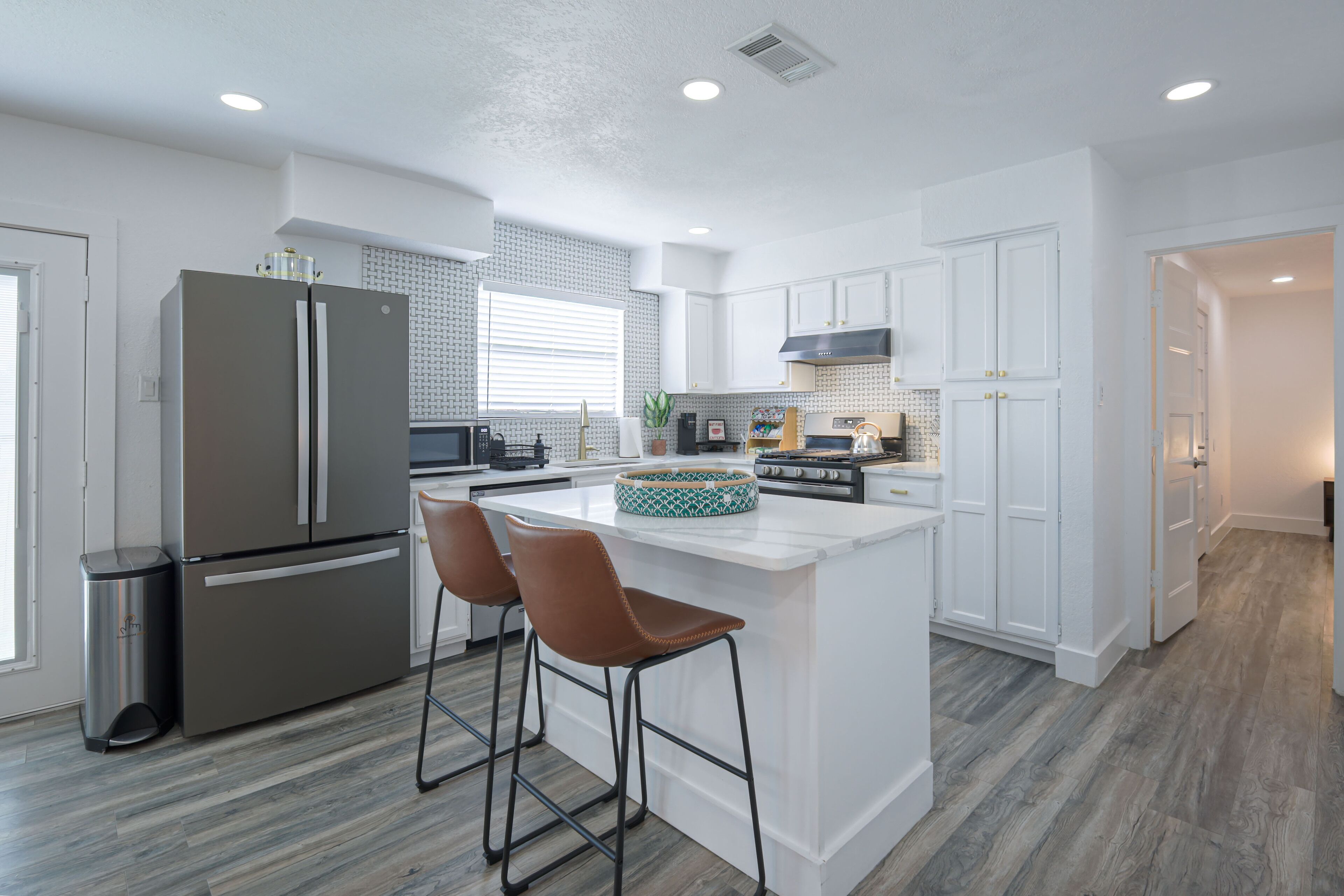 Een koelkast, een microgolfoven, een oven, een kookplaat