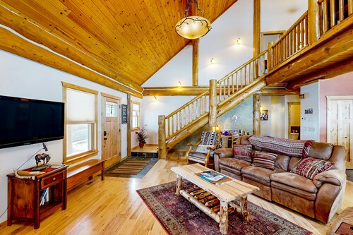 Sun-filled cabin with full kitchen, fireplace, streaming, jetted tub, deck, & AC