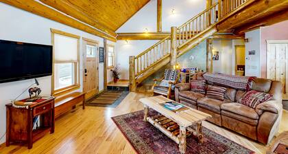 Sun-filled cabin with full kitchen, fireplace, streaming, jetted tub, deck, & AC