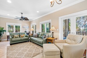 TV - Elegant house with pool, on-site golf, & wraparound porch (Gulf Shores)